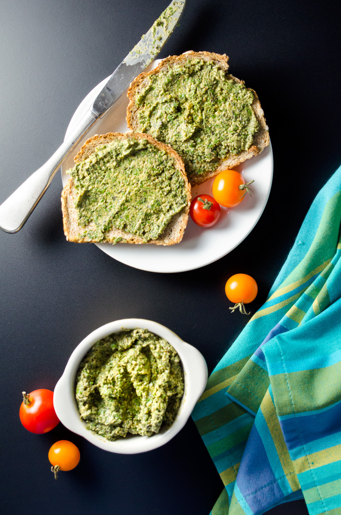 Avocado Pesto Spread - vegan | VeggiePrimer.com