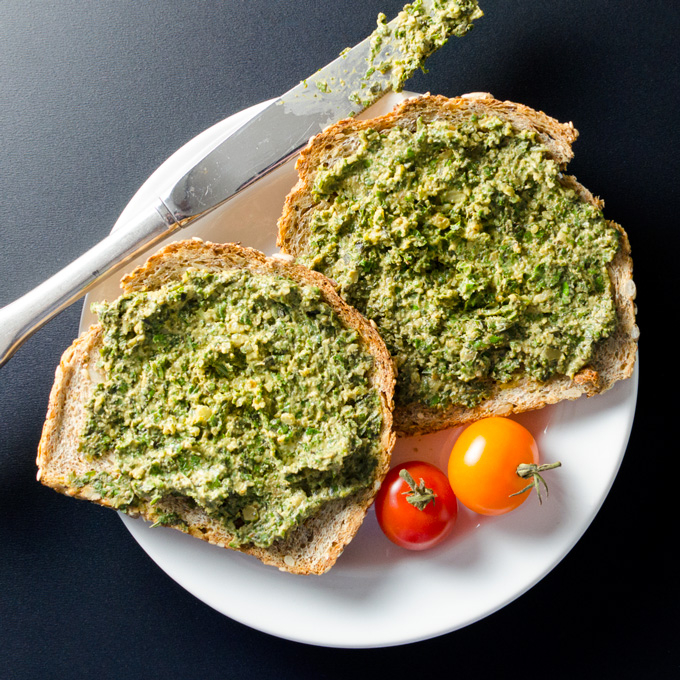 Avocado Pesto Spread - vegan | VeggiePrimer.com